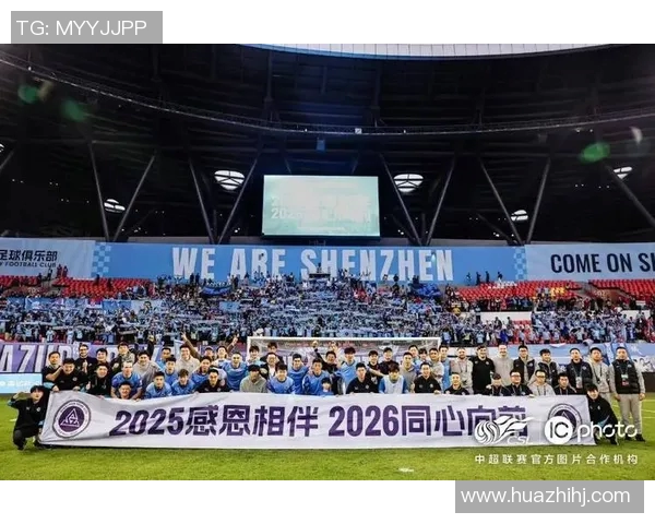 足球巨星沐浴荣耀时刻 球迷欢呼声中感受激情与梦想